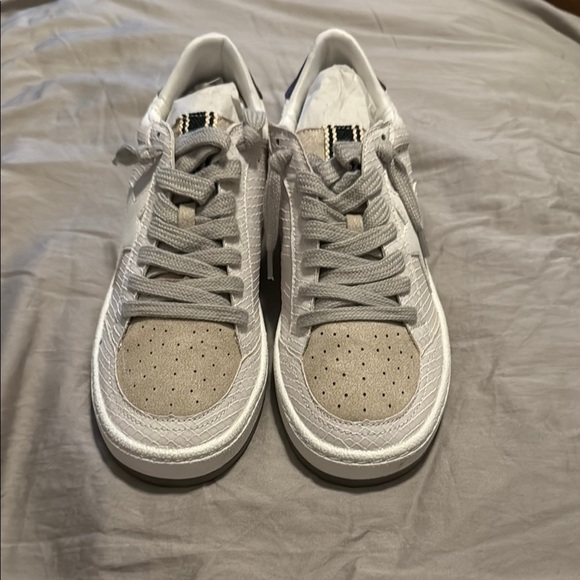 ShuShop Shoes - ShuShop White and Gray‎ Sneakers with Star Detail Size 8